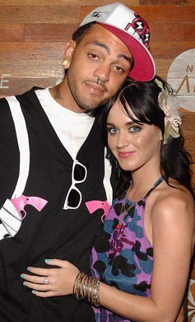 Kisah Cinta Katy Perry yang Berbuah Lagu Kisah Cinta Katy Perry yang Berbuah Lagu