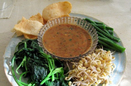 5 Saus dan Kuah yang Enak Dicocol dengan Kerupuk