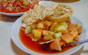 Makan Asinan Buah dan Soto Padang Harus dengan Kerupuk