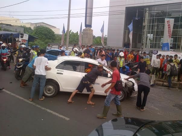Saksi Kecelakaan di Cibubur: Truk Zig Zag Hendak Kabur, Sopir Sempat Lari