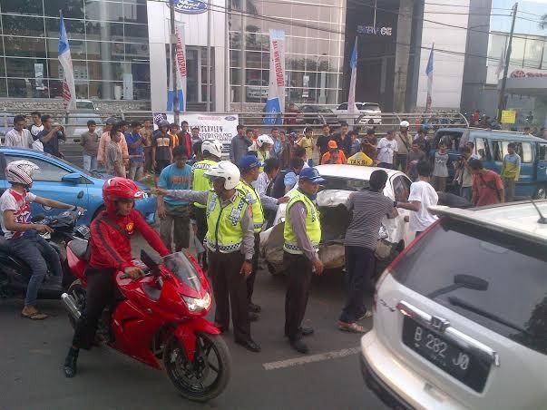 Tabrakan Beruntun 11 Mobil dan 2 Motor di Jl Alternatif Cibubur, Lalin Macet 5 KM