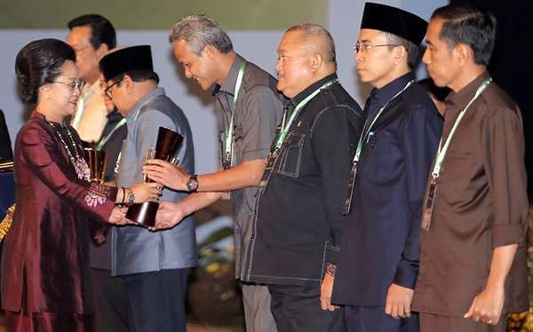 Ganjar, Jokowi dan 5 Gubernur Lain Raih Penghargaan dari Bappenas