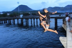 Wow! Aksi Terjun Bebas Anak-Anak di Pelabuhan Ende