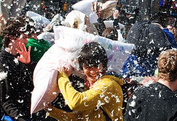 Perang Paling Asyik, Festival Gebuk Bantal