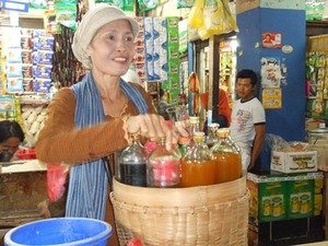 Mbok Tuminem Ingin Cekoki Jokowi dengan Jamu Paitan Agar Tidak Kerempeng