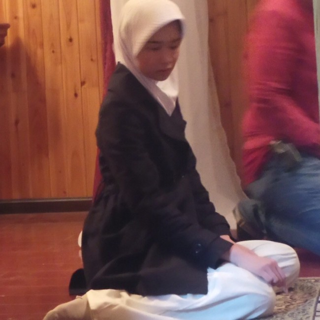 Laura Basuki Beradegan Salat di Haji Backpacker