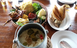 RM Nasi Liwet Pak Asep Stroberi: Asyiknya Menyantap Nasi Liwet Komplit di Tepi Sawah