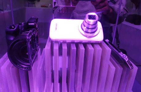 Galaxy K Zoom, Ini Ponsel atau Kamera? Galaxy K Zoom, Ini Ponsel atau Kamera?