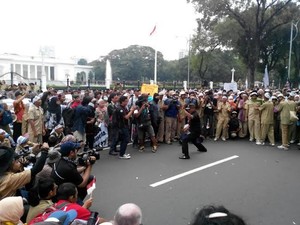 Demo di Istana, Guru Honorer Minta Agar Jokowi atau Prabowo Jadi Presiden