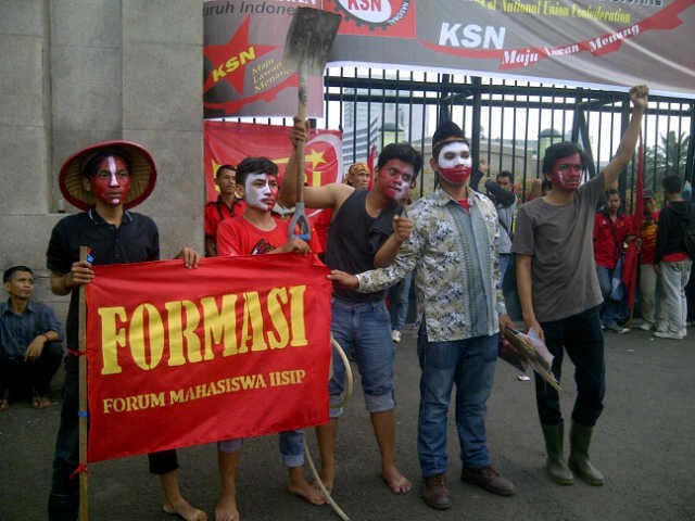 Ikut Demo di DPR, Mahasiswa IISIP Teatrikal Buruh Bukan Ternakan Capres Ikut Demo di DPR, Mahasiswa IISIP Teatrikal Buruh Bukan Ternakan Capres