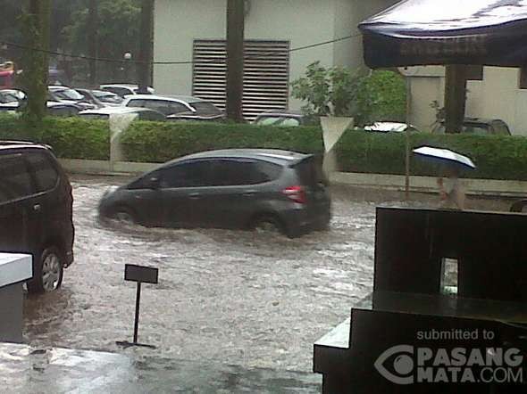 Hujan Deras, Jalanan di Kuningan Jaksel Tergenang