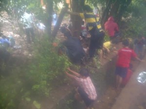 Hujan Tak Surutkan Minat Warga Mencari Batu Akik di Cilandak