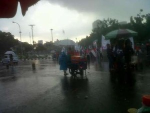 Usai Diterima Istana, Massa Membubarkan Diri di Monas