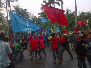 Terobos Pagar, Massa Buruh Goyang Morena di Rumah Dinas Gubernur Sumut