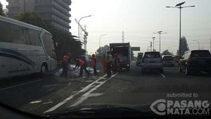 Muatan Truk Tumpah Ruah di Tol Menuju Cikampek, Lalin Padat Merayap
