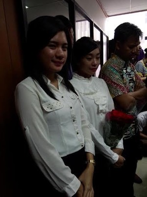 Pegawai Kemenkeu Sambut Sri Mulyani di Pengadilan Tipikor, Mawar Merah Disiapkan