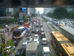Ribuan Buruh Longmarch ke Istana, Lalin Jl MH Thamrin Macet di Kedua Arahnya