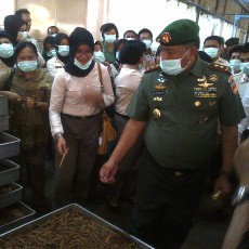 Puluhan Dokter TNI Belajar Membuat Jamu di Semarang