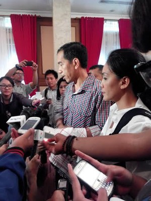 Kemeja Kotak-kotak Jokowi Masih Sakti?