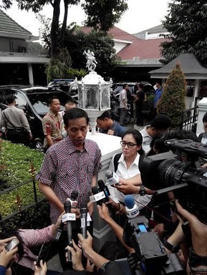 Kemeja Kotak-kotak Baru Belum Tentu Jadi Baju Perang Jokowi