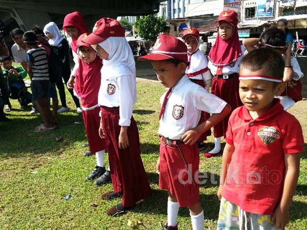 Rayakan Hardiknas di Bawah Fly Over Makassar