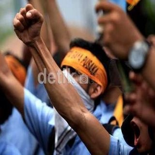 Balada Buruh Minta Uang Koran, Pulsa, Hingga Parfum