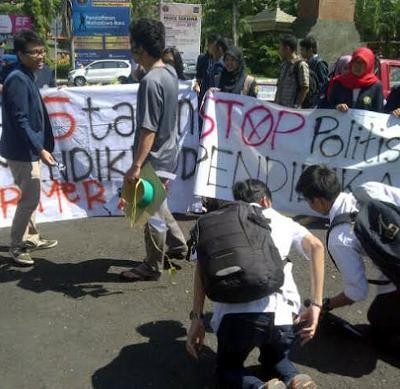 Mahasiswa Malang Kritik Kinerja Menteri Pendidikan