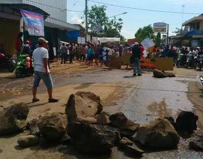 Warga Blokir Jalur Alternatif Probolinggo-Malang Protes Jalan Rusak