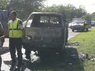 Pickup Muat Mebel Hangus Terbakar di Exit Tol Sidoarjo