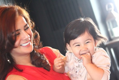 Tips Astrid Tiar Agar Putrinya Tak Tumbuh Jadi Anak Pemalu