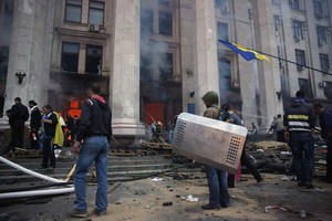 Aktivis Pro Ukraina vs Pro Rusia Bentrok, 40 Warga Tewas Terbakar dalam Gedung