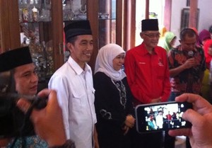 Datangi Rumah Khofifah, Jokowi Disambut Ibu-ibu Pengajian