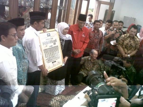 Jokowi Dihadiahi Silsilah Keilmuan NU dan Makan Rujak Cingur