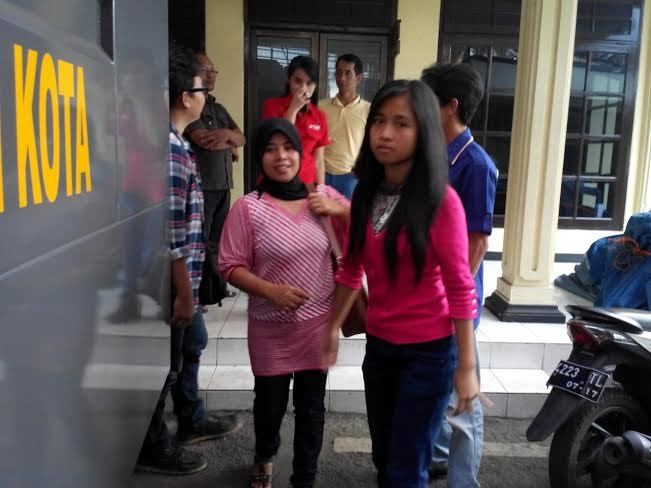 Ibunda Temui Emon di Penjara: Kenapa Kamu Jadi Begini?