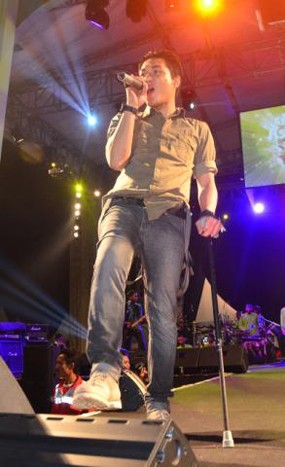 Cedera Lutut, Rizal Armada Manggung Gunakan Tongkat