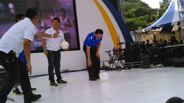 Bos Bank Mandiri Main Bola Bareng Ahok