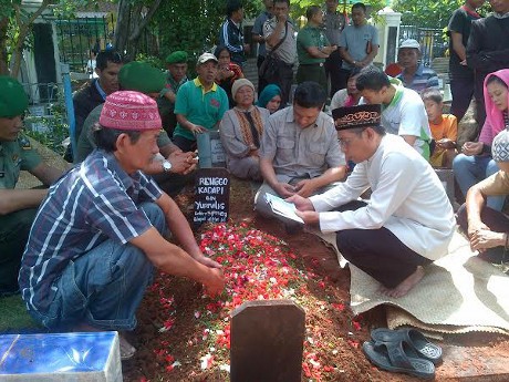 Rampung Diautopsi, Jenazah Renggo Kembali Dimakamkan di TPU Kampung Asem