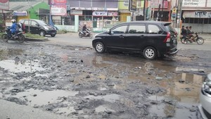 Duh, Sampai Kapan Jalan Berlubang di Bogor Didiamkan Pemerintah
