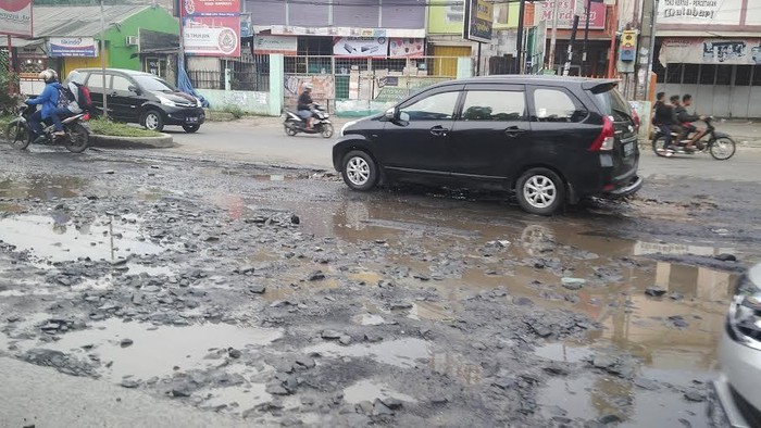 Duh, Sampai Kapan Jalan Berlubang di Bogor Didiamkan Pemerintah