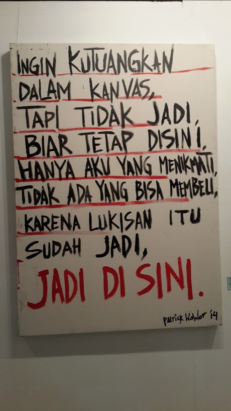 Bukan Melukis, Seniman Muda Ini Justru Menulis di Atas Kanvas