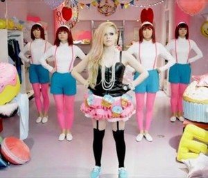 Bergaya ala Harajuku di Video Hello Kitty, Avril Lavigne Disebut Rasis?