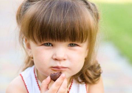 Anak Tersedak Permen, Bolehkah Orang Tua Mengeluarkannya dengan Jari?