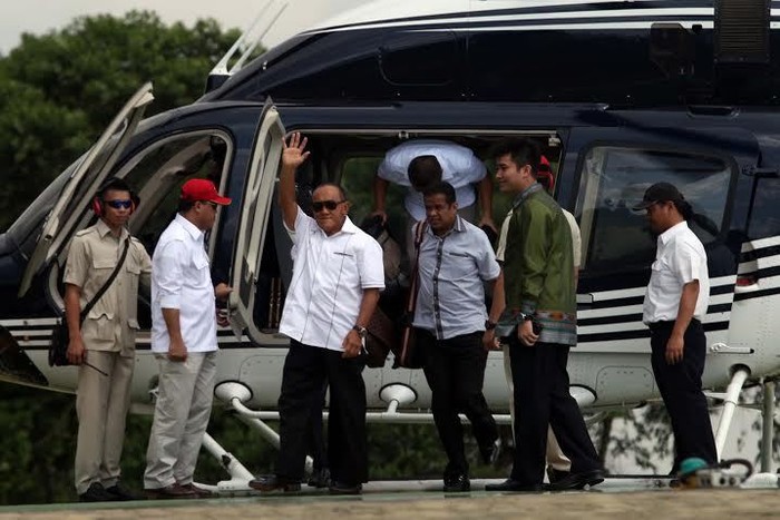 Melihat Kesibukan di Landasan Heli Prabowo Saat Menyambut Ical