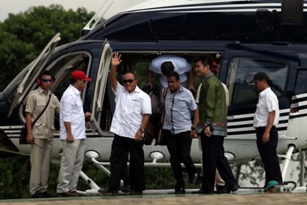 Pulang dari Rumah Prabowo, Ical Tetap Naik Helikopter