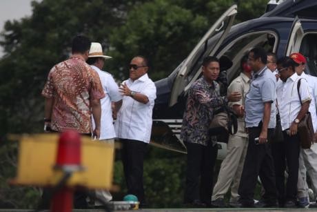 Mengenakan Topi Koboi Prabowo Sambut Kedatangan Ical