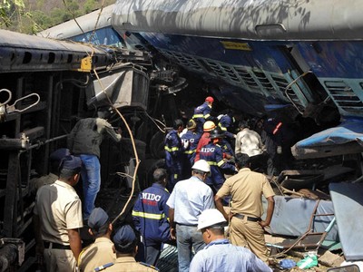 Kereta Tergelincir, 13 Orang Tewas