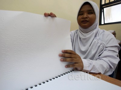 2 Siswi Tuna Netra SMP 226 Ikut UN