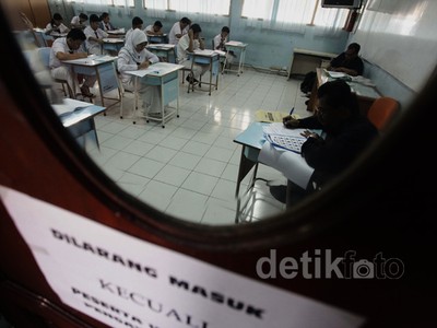 Siswa SMP Ikuti UN