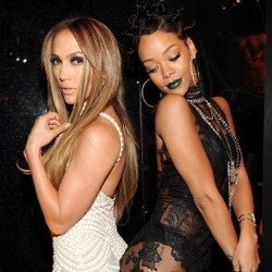 Pose Seksi ala Rihanna dan Jennifer Lopez
