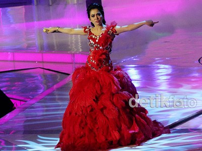 Syahrini Cetar Bergaun Merah
